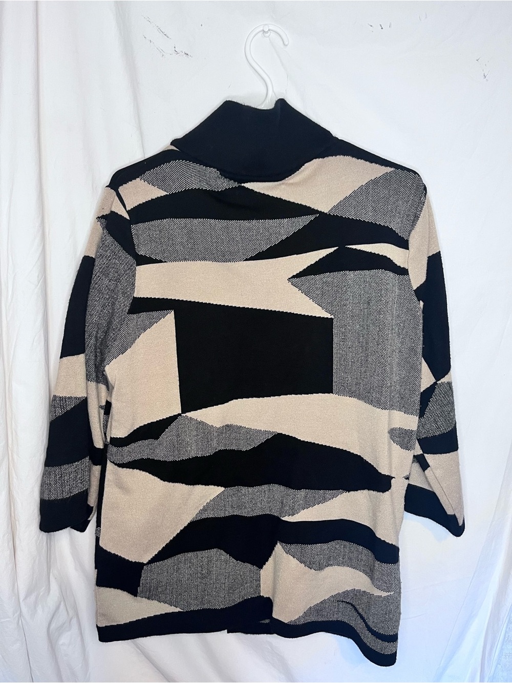 ALIN Jacquard Knit Geometric Pattern Button-Front Cardigan - Picture 4 of 11